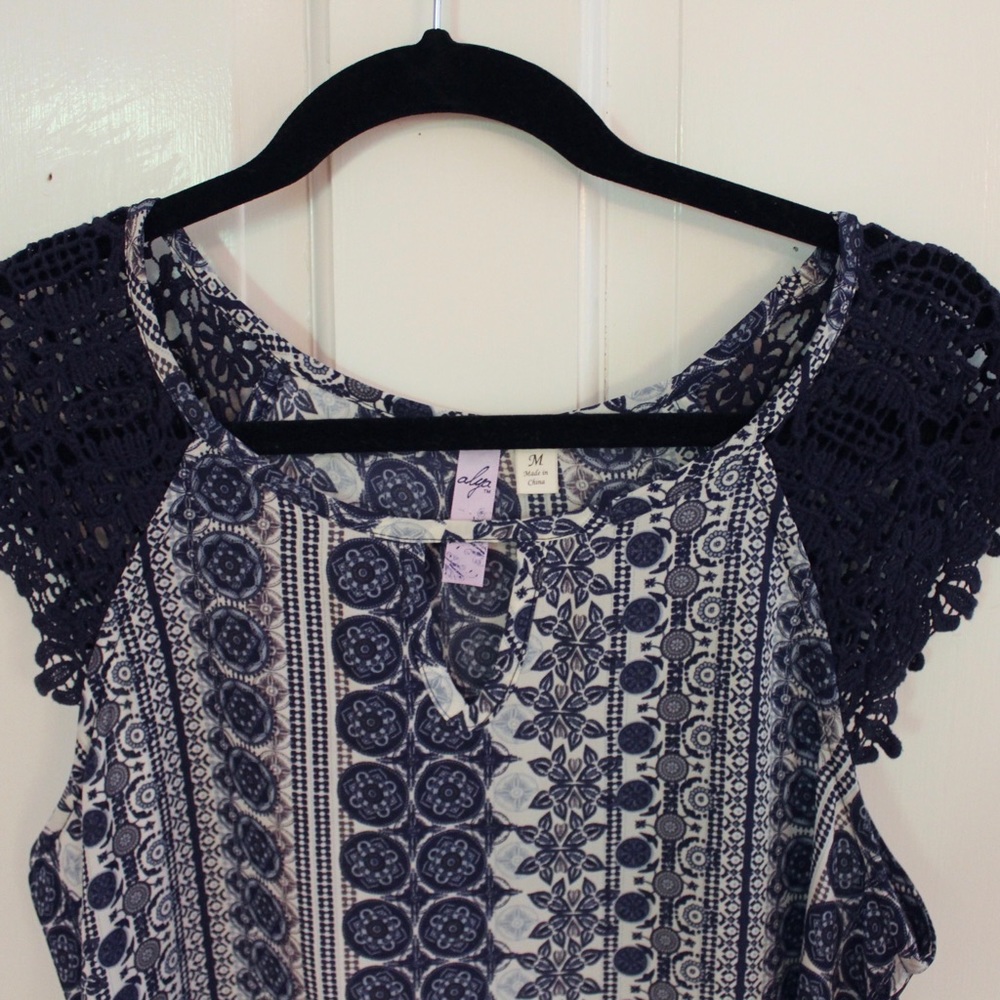Patterned Blouse - Picture 3 of 4